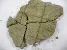 Obr. 3: Spodní, rubová strana vyztužené cementové mazaniny provedené v nevyhovující tloušťce s otiskem KARI sítě, položené přímo na podklad