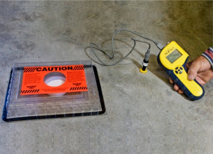 Obr. 5: Dvě metody umožňující zjišťovat skutečné vlhkostní poměry v celém průřezu podkladní mazaniny