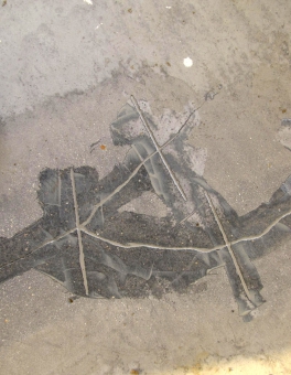 Obr. 8: Smršťovací trhliny v podkladní cementové mazanině, dodatečně sanované gravitační epoxidovou injektáží a tzv. sešitím