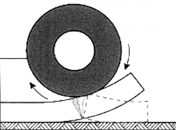Obr. 10: Vznik ohybových trhlin v podkladní, resp. podlahové, desce v krajních oblastech, nadzvednutých v důsledku diferenčního smrštění betonu