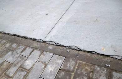 Obr. 11: Výšková deformace, vzniklá na styku zámkové dlažby a monolitické betonové desky v exteriéru v důsledku diferenčního smrštění