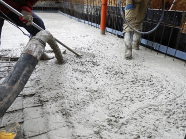 Obr. 4: Betonáž základové desky bílé vany