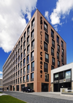 Jednotícím prvkem stavby se stala administrativní budova