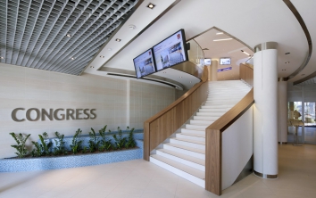 Schodiště v kongresové části komplexu