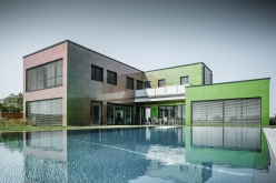 Chameleonská fasáda na domě v rakouské obci Retzbach