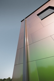 Chameleonská fasáda na domě v rakouské obci Retzbach