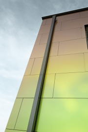 Chameleonská fasáda na domě v rakouské obci Retzbach