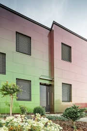 Chameleonská fasáda na domě v rakouské obci Retzbach