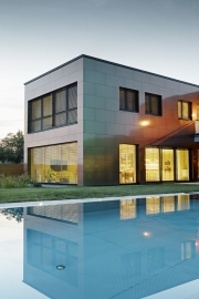 Chameleonská fasáda na domě v rakouské obci Retzbach