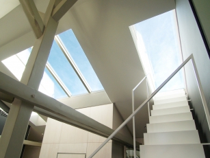 Posuvný střešní výstup Solara PERSPEKTIV umožní pohodlný výstup na střešní terasu