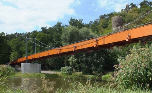 Visutá dřevěná lávka přes řeku Sázavu