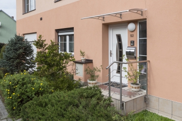 Obr. 1b: Vchod nově opatřený nerezovým zábradlím J.A.P.