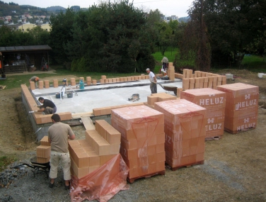 Zakládání první řady cihel