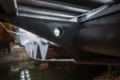 Páteřní roura je stabilizována třemi předpjatými táhly, do nichž jsou pomocí třícípých příčníků přenášena vertikální a horizontální zatížení