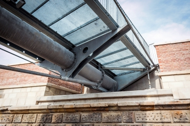 Investor vyžadoval zachování historických nábřežních opěr a naopak zrušení podpory mezilehlé – návrh tedy směřoval na soustavy, působící na opěry jako prostý nosník