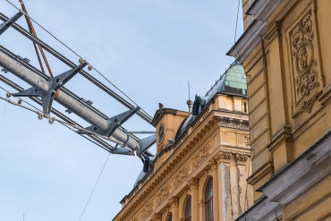 Konstrukce mostu se smontovala na staveništi a předepnula, poté ji osadil autojeřáb na nábřežní opěry