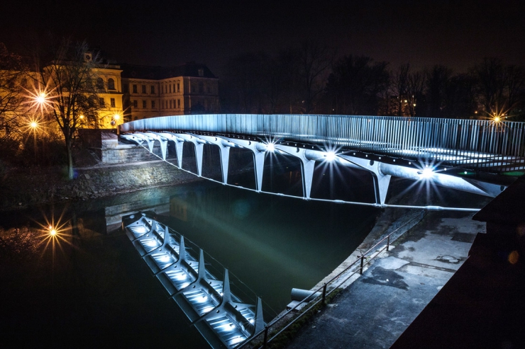 Most jako by jen balancoval na trojúhelníkových stojkách, opřených do nečekaně subtilního lana. Tak trochu jako by si provazochodci zkoušeli své vystoupení a ve chvíli, kdy všichni měli rozpaženo, je kdosi proměnil v ocelové stojky.