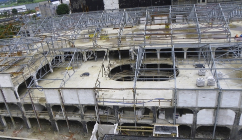 Oválná galerie u hlavního vchodu byla vytvořena vyříznutím části stropů