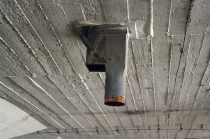 Pozůstatky průmyslového zařízení – násypky přetvořené do atypických svislých lamp