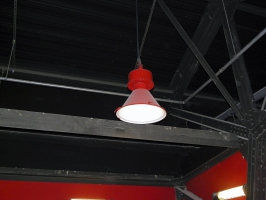 Pozůstatky průmyslového zařízení – obnovené tovární lampy