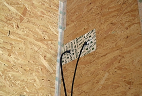 Obr. 5: Pečlivé vzduchotěsné zpracování prostupů ve stěně