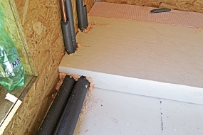 Obr. 7: Rozvody vytápění v izolační vrstvě podlahy