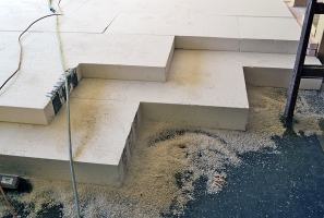 Obr. 8: Izolace podlahy, desky vrstev musí být kladeny na vazbu