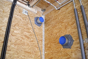 Obr. 9: Rozvody VZT chráněné během výstavby proti znečištění krytkami