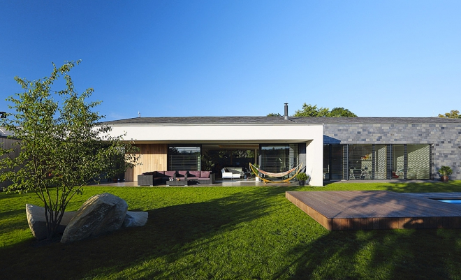 Nízká horizontální hmota domu je otevřena do zahrady k jihu