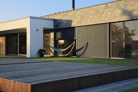 Břidlicové šablony opláštění byly instalovány na laťovém roštu