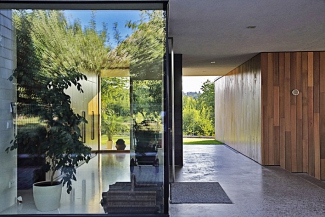 Vstupní část navazuje na obě terasy