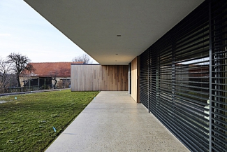 Terasu chrání široký přesah střechy