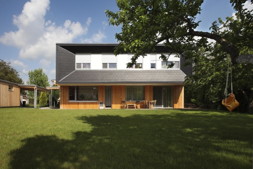 Dům se svými okny otevírá do zahrady tak, aby zachoval soukromí i svým sousedům