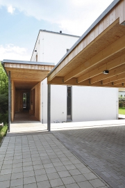 Zastřešené stání pro dvě auta a venkovní vstupní prostor