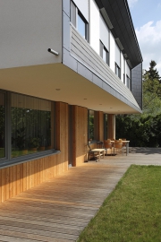 Druhé nadzemní podlaží domu je vykonzolované tak, aby chránilo terasu