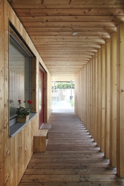 Do domu se vstupuje po kryté „lávce“, na kterou dohlíží okno z kuchyně