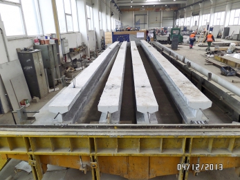 Obr. 1: Předem přepjaté nosníky z UHPC, foto z výroby