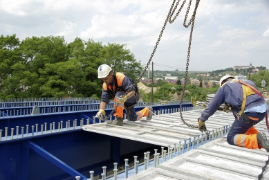 Obr. 2: Ukládání dílců ztraceného bednění z UHPC