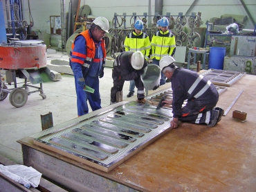 Obr. 6: Výroba vylehčených zábradelních panelů