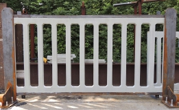 Obr. 8: Zábradelní panel upevněný ve zkušebním rámu po provedení dynamické zkoušky