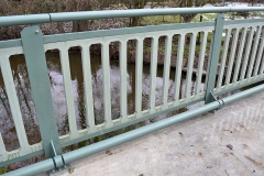 Obr. 9, 10: Realizované zábradlí z UHPC panelů na lávce přes Opatovický kanál v obci Čeperka