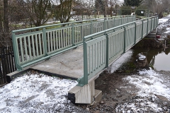 Obr. 9, 10: Realizované zábradlí z UHPC panelů na lávce přes Opatovický kanál v obci Čeperka