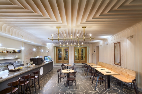 Vybavení interiéru je jednoduché, ale poměrně masivní, aby obstálo v konkurenci s výraznými prvky art-deco