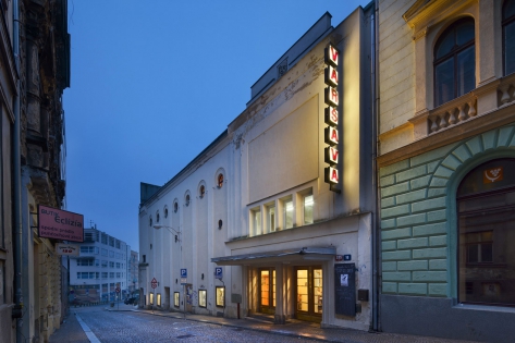 Obnoveny byly i vstupní dveře