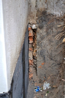 Obr. 11–14: Štít porostlý břečťanem, rizika prorůstání šlahounů do spár