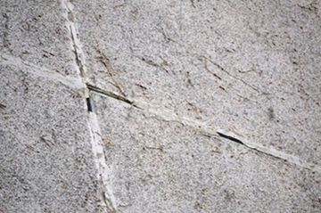 Obr. 11–14: Štít porostlý břečťanem, rizika prorůstání šlahounů do spár