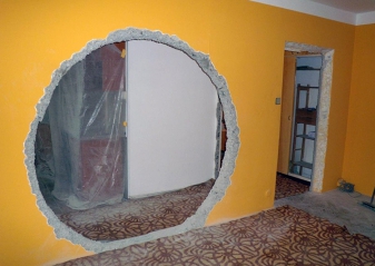 Obr. 15: Svévolný zásah do konstrukce; stavebník vůbec netušil, že bourá v nosné konstrukci a že stavební zásahy je zapotřebí projednat na stavebním úřadu včetně vypracování projektové dokumentace