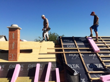 Nadkrokevní nástavce z PES 300 je výhodné kombinovat s dřevěnými prvky. Buď jen u okapové hrany, anebo formou fošny v celé délce krokevních nástavců – ideální řešení pro montáž okapničky i následného kotvení pojistné hydroizolace. Pokud se rozhodneme použít PES krokvové nástavce v celé výšce a přímo přes ně pak pokládat pojistnou hydroizolaci (viz obr. vpravo), měli bychom z důvodu lepší stability a bezpečnosti následného kotvení vruty zvolit kontralatě standardní výšky 40 mm, ale šířku zvýšit na 80 mm.