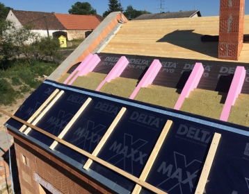 Nadkrokevní nástavce z PES 300 je výhodné kombinovat s dřevěnými prvky. Buď jen u okapové hrany, anebo formou fošny v celé délce krokevních nástavců – ideální řešení pro montáž okapničky i následného kotvení pojistné hydroizolace. Pokud se rozhodneme použít PES krokvové nástavce v celé výšce a přímo přes ně pak pokládat pojistnou hydroizolaci (viz obr. vpravo), měli bychom z důvodu lepší stability a bezpečnosti následného kotvení vruty zvolit kontralatě standardní výšky 40 mm, ale šířku zvýšit na 80 mm.