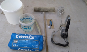 Pracovní pomůcky pro aplikaci stěrky